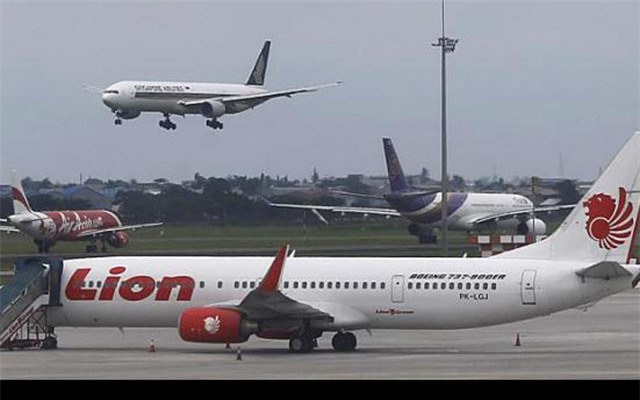 Indonesia: Máy bay cháy, hành khách tranh nhau thoát thân - 1