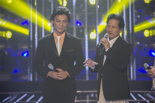 Hai phiên bản thật và giả trên sân khấu.