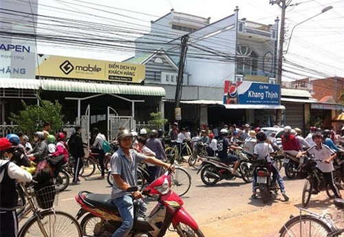 Nữ sinh đánh nhau, gọi “giang hồ” mang mã tấu hỗn chiến trước cổng trường - Ảnh 1