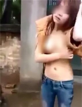 Gai xinh bi lot do