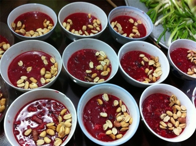 Các chuyên gia khuyến cáo bạn nên dừng ngay thói quen ăn tiết canh