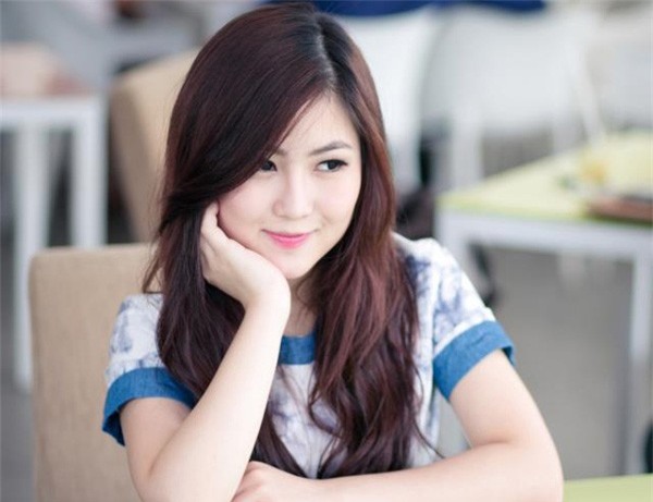 Sau khi đăng quang, Hương Tràm khiến khán giả thất vọng khi liên tục vướng phải những scandal nghiêm trọng.