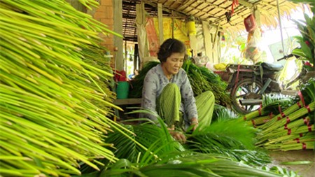 Công nhân trong xưởng đang phân loại lá trước khi xuất bán.