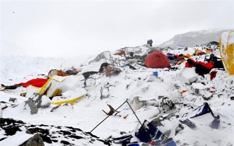 Cảnh tượng kinh hoàng trong vụ lở tuyết tại Nepal (Ảnh Reuters)