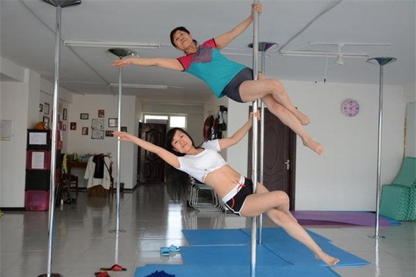 65 tuổi vẫn múa cột dẻo dai như thanh niên 2