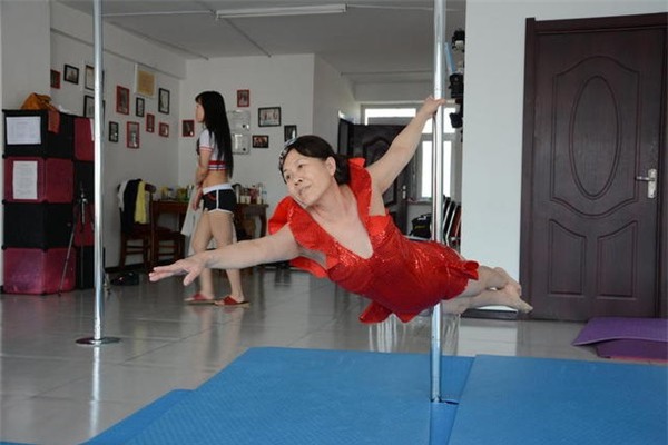 65 tuổi vẫn múa cột dẻo dai như thanh niên 3