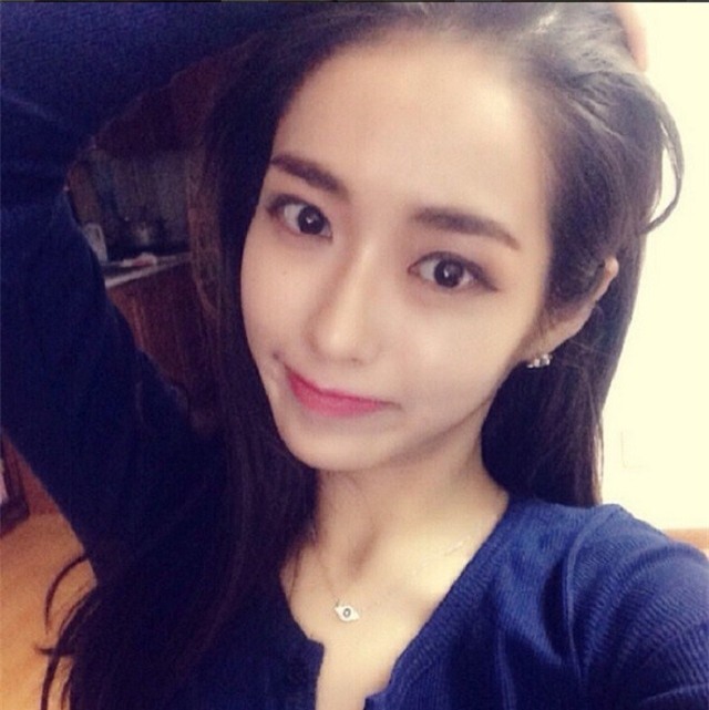 Cô giáo xinh đẹp có cơ bụng 6 múi