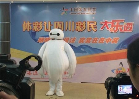 Người đàn ông bí ẩn trong trang phục Baymax khi đi nhận giải thưởng