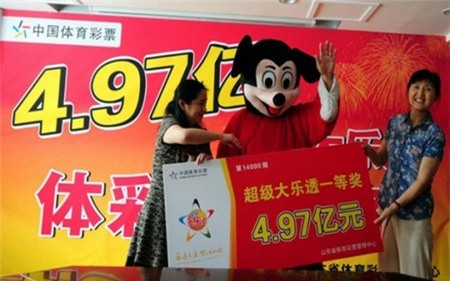 Một người đàn ông khác trong trang phục chuột Mickey khi đi nhận giải xổ số