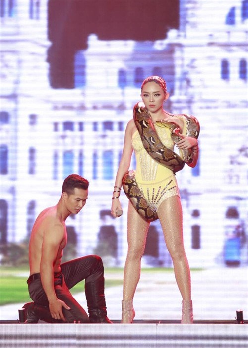 Sao Việt diễn cùng trăn, rắn: Người bình tĩnh, kẻ khóc thét