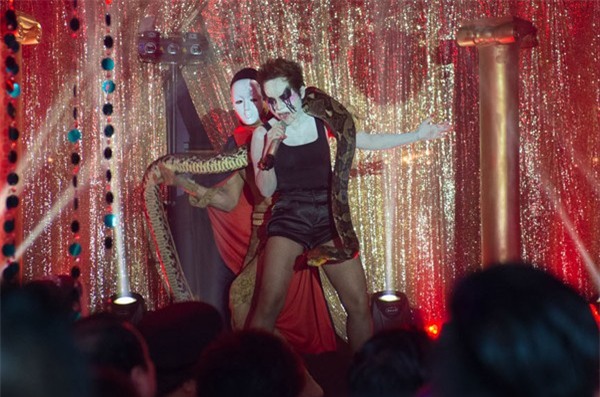 Sao Việt diễn cùng trăn, rắn: Người bình tĩnh, kẻ khóc thét