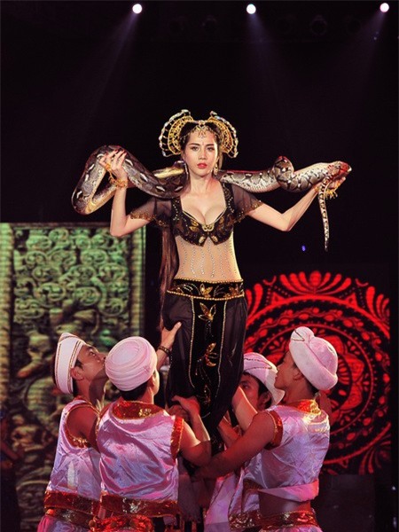 Sao Việt diễn cùng trăn, rắn: Người bình tĩnh, kẻ khóc thét