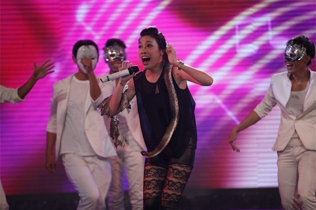 Sao Việt diễn cùng trăn, rắn: Người bình tĩnh, kẻ khóc thét