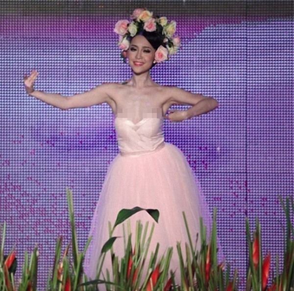 Hoàng Thùy Linh, Tăng Thanh Hà, trang phục hở hang