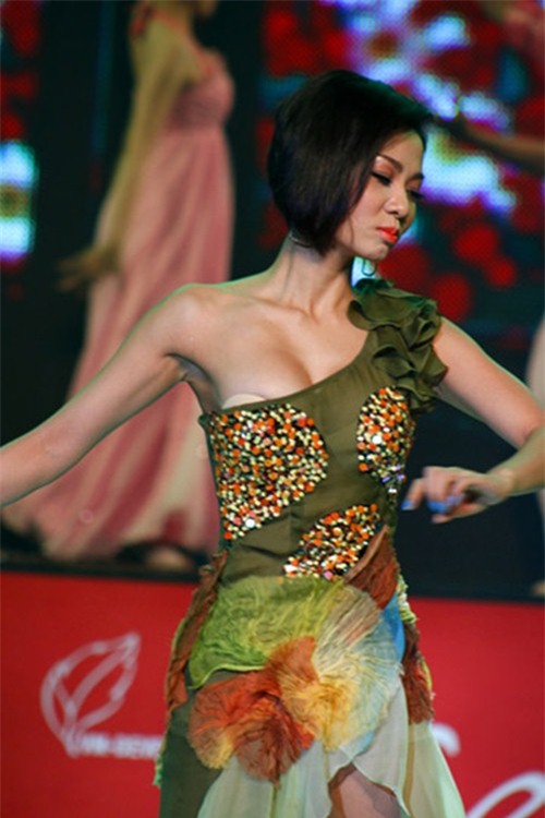 Hoàng Thùy Linh, Tăng Thanh Hà, trang phục hở hang