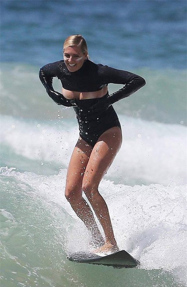 Steph Gilmore cười khi gặp sự cố.