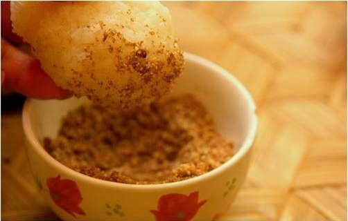 Xôi nếp gà gáy: Nếp gà gáy thân dài, hạt to, khi đem đồ xôi chín nhanh, dẻo thơm, chấm với muối vừng hoặc ăn kèm gà đồi nướng thì thật không gì sánh nổi.