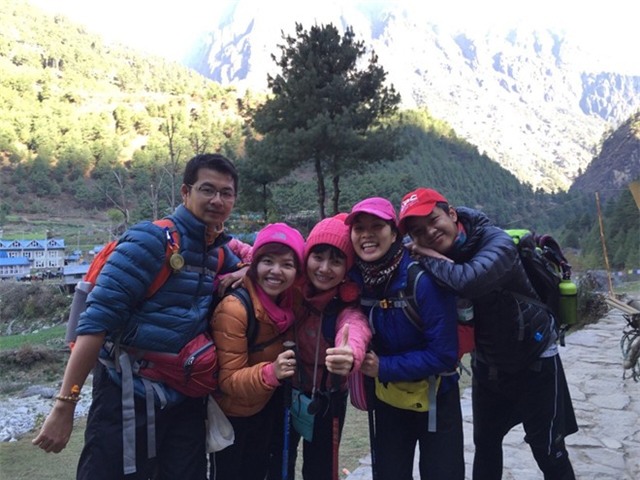 Nhóm 5 người Việt chụp ảnh tại Nepal hôm 23/4. Ảnh: Facebook Lưu Lê Minh Khải