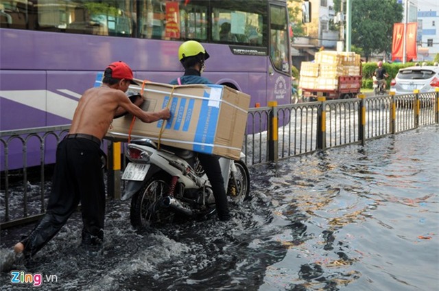 Người Sài Gòn bì bõm lội nước sau cơn mưa lớn