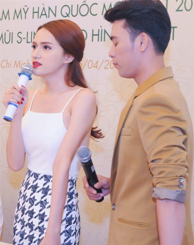 Hương Giang Idol diện áo yếm dự sự kiện cùng Hiếu Nguyễn