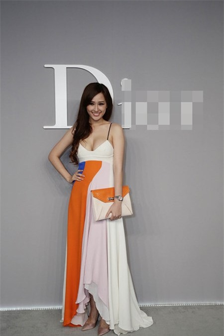 Nhung vay ao kem dang cap cua Mai Phuong Thuy