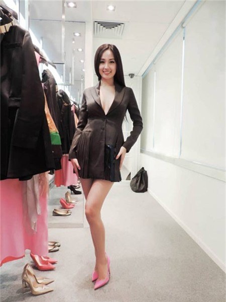 Nhung vay ao kem dang cap cua Mai Phuong Thuy