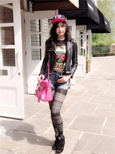 Nhung vay ao kem dang cap cua Mai Phuong Thuy