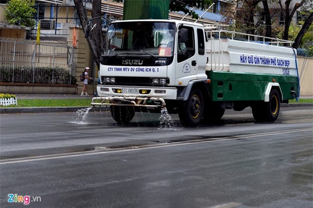 Đường phố Sài Gòn trước ngày đại lễ 30/4