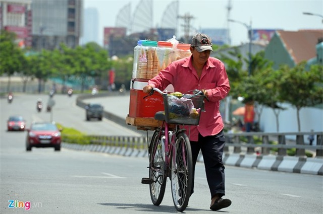 Đường phố Sài Gòn trước ngày đại lễ 30/4