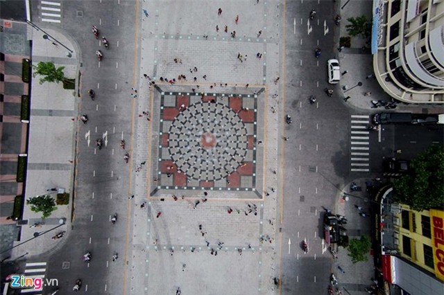 Nô giỡn giữa đài phun nhạc nước phố đi bộ Sài Gòn