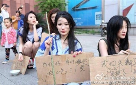 TQ: Nguoi mau that nghiep mac nhu an xin bieu tinh tren pho