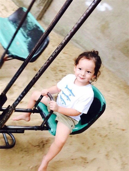 Dịp 30/4: Gia đình 'sao' rộn ràng đi du lịch nghỉ lễ - 10