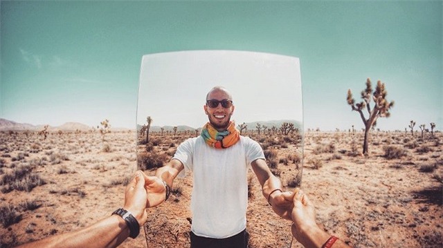 Theo Bored Panda, Ari Fararooy là nhiếp ảnh gia đến từ Los Angeles (Mỹ). Anh đi du lịch và chụp ảnh “tự sướng” tại những nơi đã đặt chân đến.