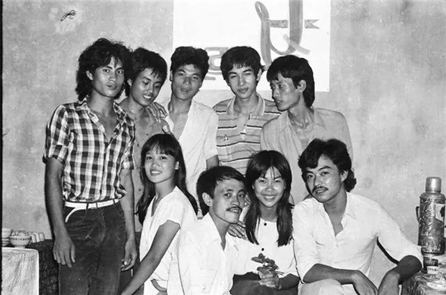 Tuy nhiên, càng lớn anh lại càng còi hơn. Có dạo, nghệ sĩ danh còi để râu ở mép trên nhìn khá đặc biệt