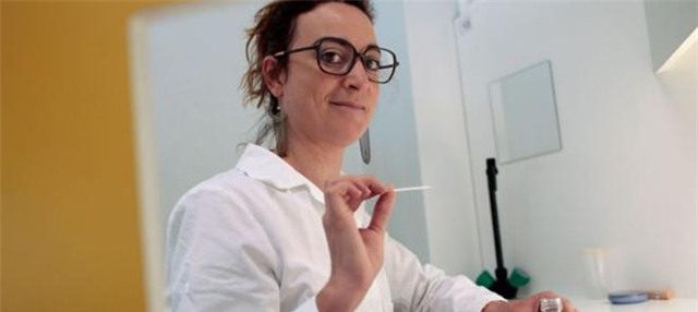 Katie lập hẳn một công ty chuyên sản xuất nước hoa 