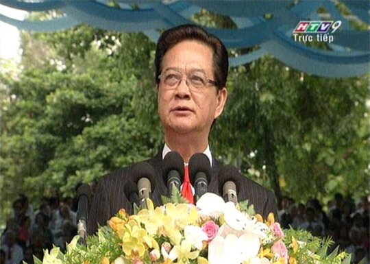 Thủ tướng Nguyễn Tấn Dũng đọc diễn văn khai mạc lễ mít tinh mừng ngày thống nhất đất nước