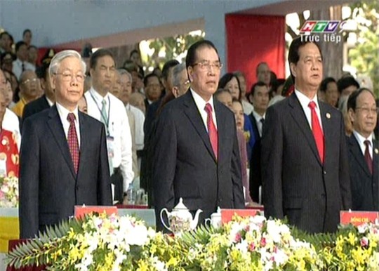 Các vị lãnh đạo đất nước cùng dự lễ chào cờ trong lễ 30-4