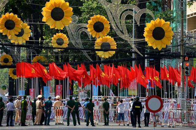 Các kiểu ngóng đoàn diễu binh trên đường phố Sài Gòn