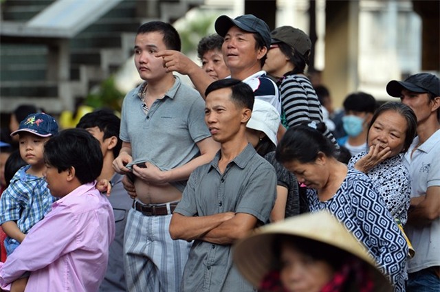 Các kiểu ngóng đoàn diễu binh trên đường phố Sài Gòn