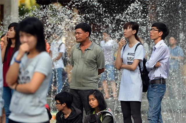 Các kiểu ngóng đoàn diễu binh trên đường phố Sài Gòn