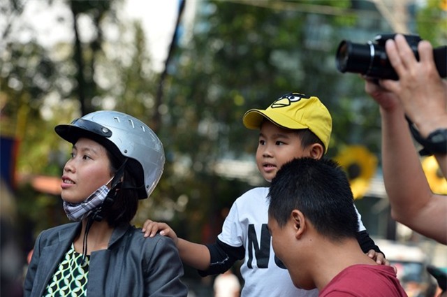 Các kiểu ngóng đoàn diễu binh trên đường phố Sài Gòn