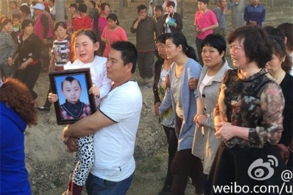 Sina cho biết, đám tang Đặng Minh Hạ diễn ra đơn giản chỉ có tấm ảnh chân dung lớn, vài vòng hoa. Em gái của Đặng Minh Hạ (ảnh) khóc nức nở khi cầm di ảnh của anh.