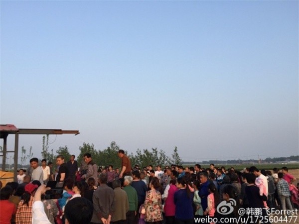 Rất nhiều người đã có mặt trong lễ tang.