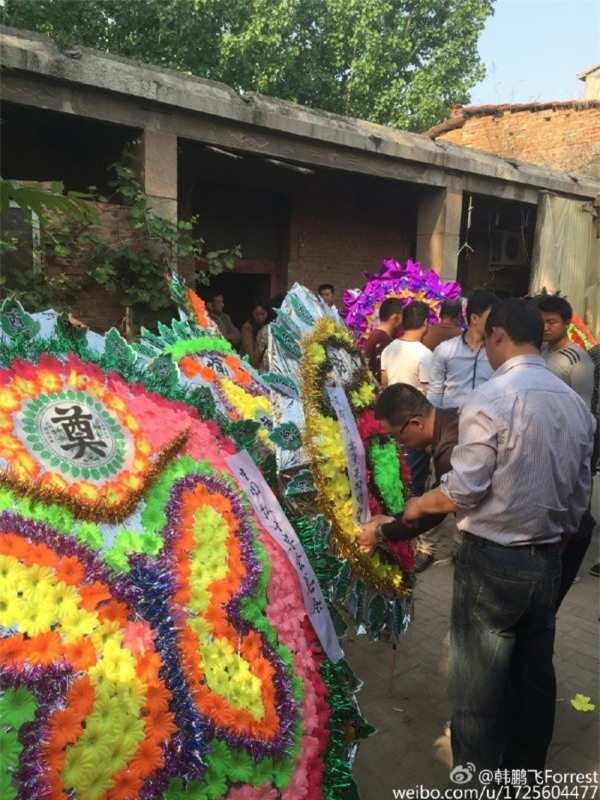 Những vòng hoa dưa tiễn Đặng Minh Hạ.