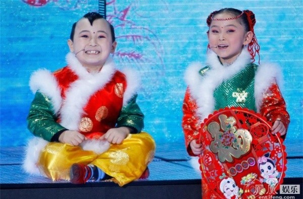 Đặng Minh Hạ sinh ngày 8/6/2006 tại tỉnh Hà Bắc (Trung Quốc). Năm 2012, cậu bé nổi tiếng cả nước sau khi xuất hiện trong Gala chào xuân của đài CCTV. Hình ảnh “cậu bé đậu đỏ” năm nào ghi đậm trong lòng khán giả. Đặng Minh Hạ trở thành sao nhí được yêu quý hàng đầu.