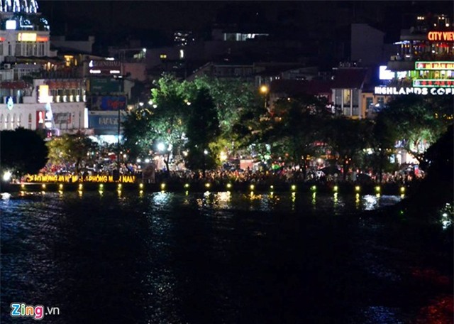 Hàng nghìn người đội mưa xem pháo hoa ở hồ Gươm