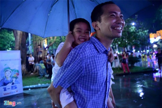 Hàng nghìn người đội mưa xem pháo hoa ở hồ Gươm