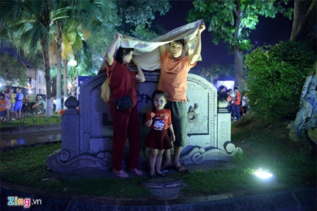 Hàng nghìn người đội mưa xem pháo hoa ở hồ Gươm