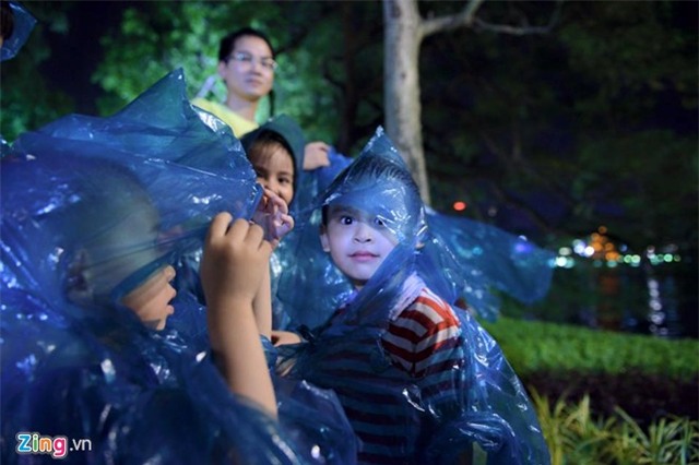 Hàng nghìn người đội mưa xem pháo hoa ở hồ Gươm