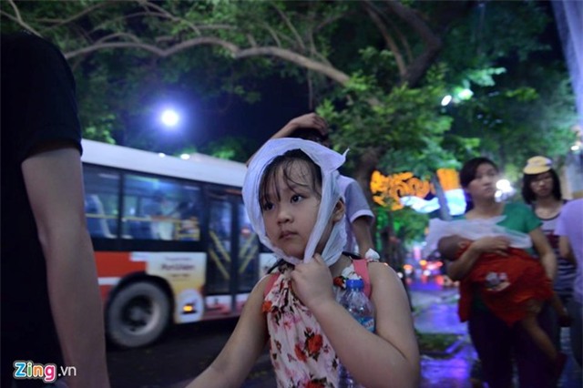 Hàng nghìn người đội mưa xem pháo hoa ở hồ Gươm